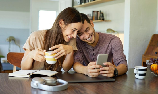 Una pareja disfrutando de los resultados de apps para calcular el amor