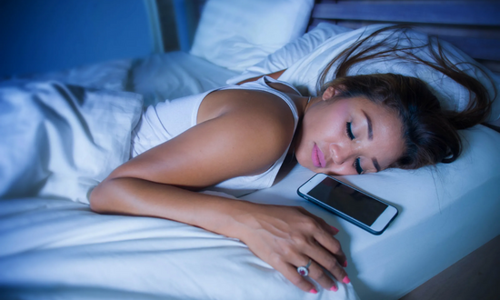 Una mujer utiliza aplicaciones para dormir mejor