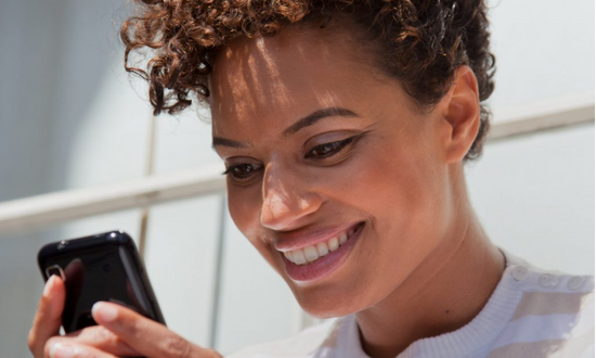 Una mujer descubre las apps gratuitas para simular cortes de cabello