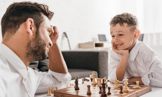 Papá e hijo descubren beneficios del ajedrez